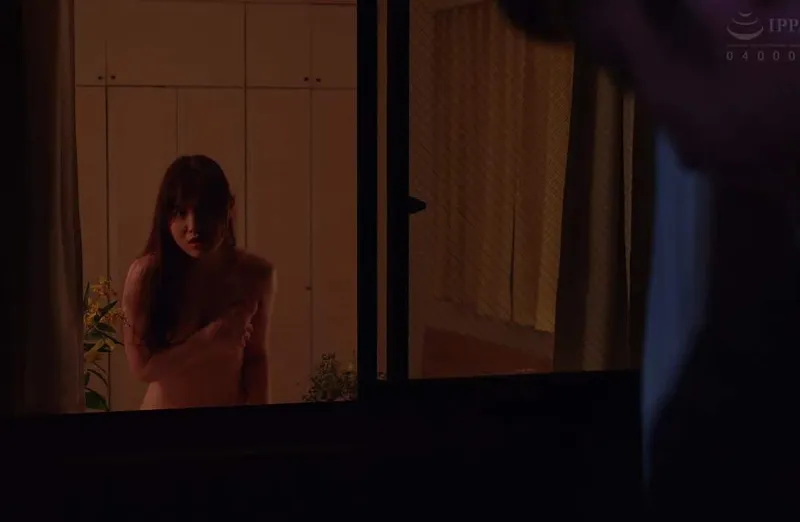 Cô nàng nhà bên Gã chồng Ông chồng nhà cạnh bên thường xuyên thay đồ ở ngay cửa sổ