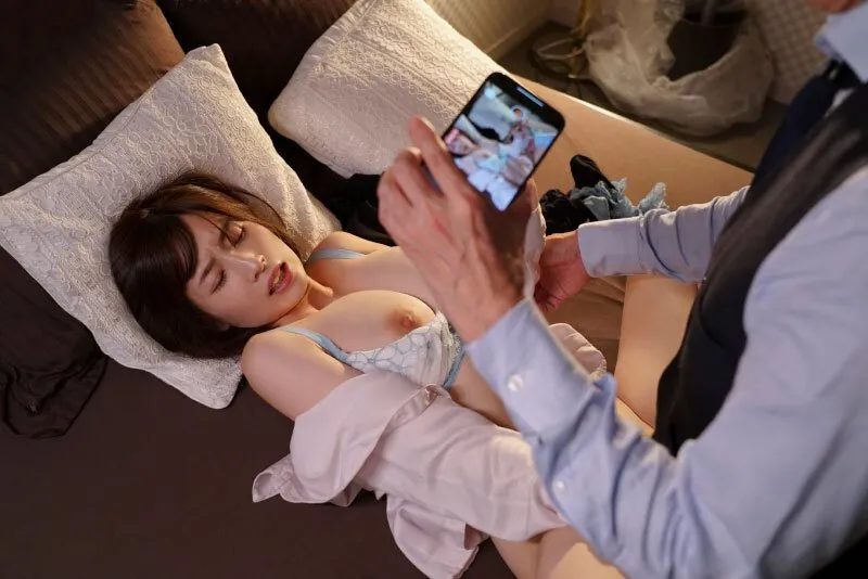 Tiền bối chuốc thuốc em thư ký bắt xoạc cả đêm khi đi làm ăn xa