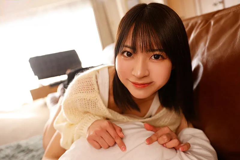 Chị gái lần đầu có any còn nhiều ngỡ ngàng nên mượn dương vật thằng em tập trước